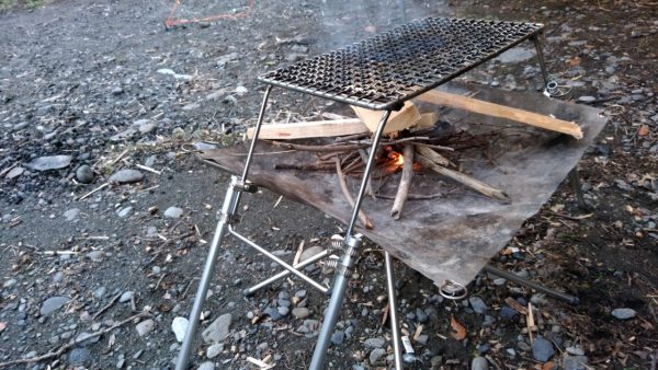 ラクに楽しく簡単に 焚き火台 ホイル焼き メッシュの焚き火台で自作の五徳を使用してイカのホイル焼きをしました 焚き火でホイル焼きって素敵です