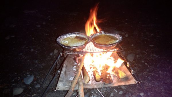 ラクに楽しく簡単に 焚き火台 ホイル焼き メッシュの焚き火台で自作の五徳を使用してイカのホイル焼きをしました 焚き火でホイル焼きって素敵です