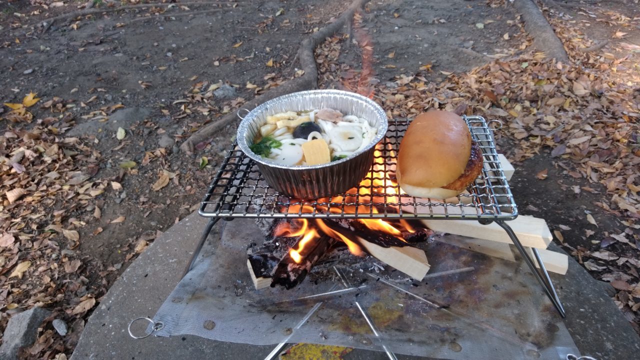 ラクに楽しく簡単に | 【焚火台 五徳】メッシュの焚火台で使える五徳を自作してみました。焚火で料理が安心して作れるようにしました。