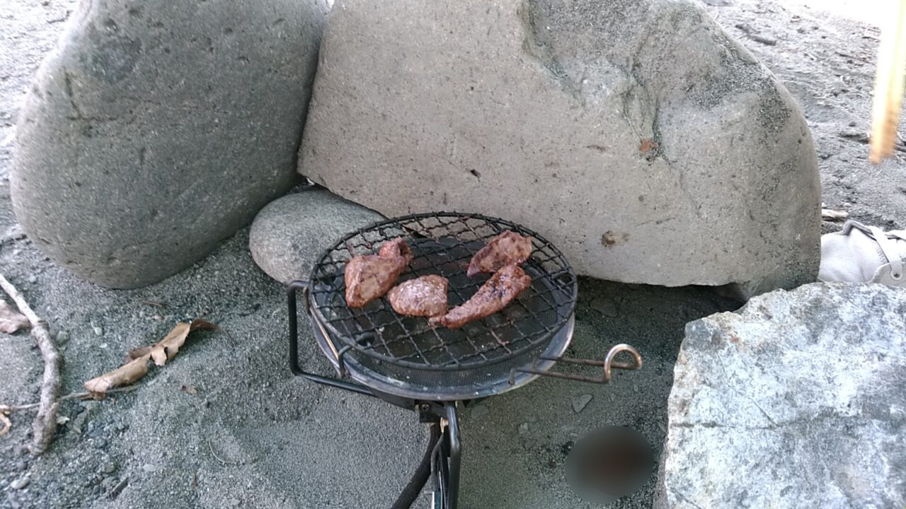 【ミニロースター　プチバーベキュー】ユニフレームのミニロースターはプチバーべキューをするのにとっても便利なアイテムです。風防があるとさらにいい感じになります。