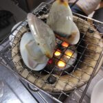 【家で 七輪】お家で七輪で焼き物です。急にミニ七輪があるのを思い出しました。急にエコココロゴスがあるのを思い出しました。換気扇の下で七輪焼きです。 IMG_20250126_201818