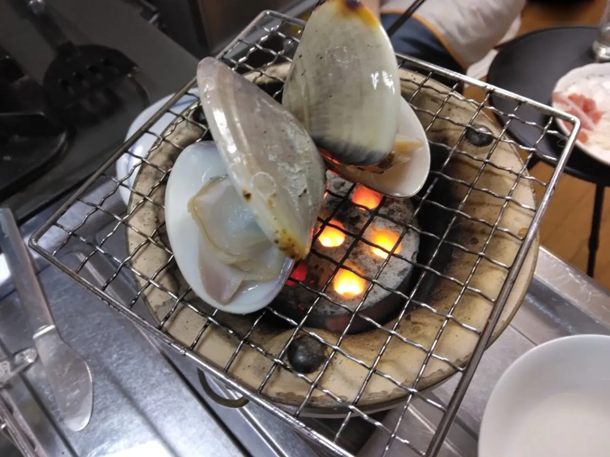 【家で 七輪】お家で七輪で焼き物です。急にミニ七輪があるのを思い出しました。急にエコココロゴスがあるのを思い出しました。換気扇の下で七輪焼きです。 IMG_20250126_201818